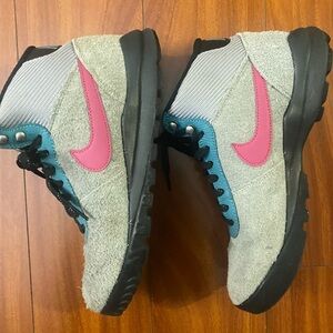 🎮Nike Gray and Teal Sneakers Boots with Pink Swoosh🎮